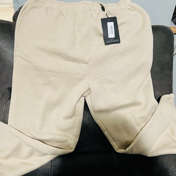 Prettylittlething sweats size L color sand - Picture 2 of 4